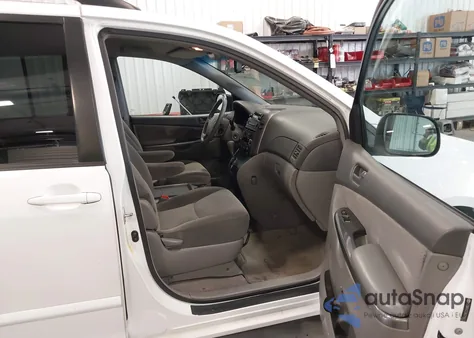 2010 Toyota Sienna Le z USA, uszkodzony, nr VIN 5TDKK4CC9AS319475